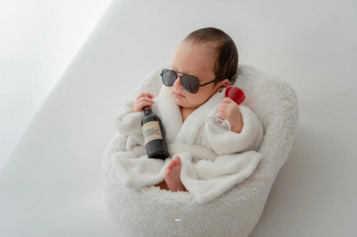 贵阳满月宝宝趴着睡